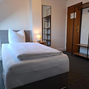 Großes Zimmer mit Kingsize-Bett